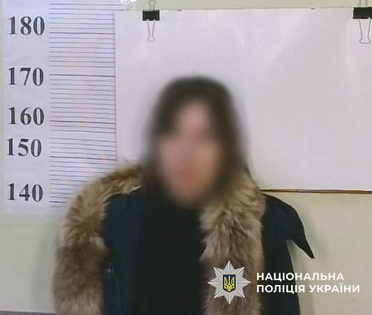 У Києві жінка пограбувала 9-річну школярку