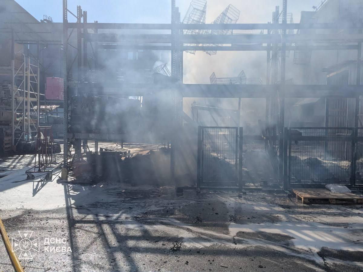 Рятувальники показали наслідки удару по магазину на Солом’янці, де загинули двоє людей
