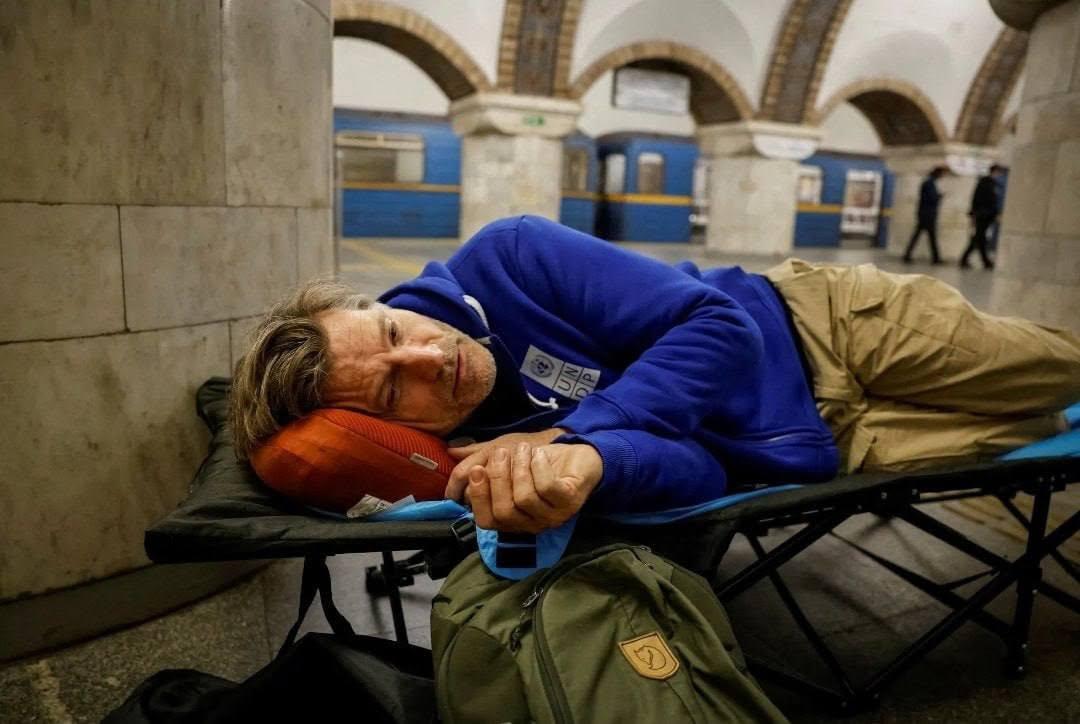 Джеймі Ланністер з «Гри престолів» приїхав до Києва і ховався від обстрілів у метро