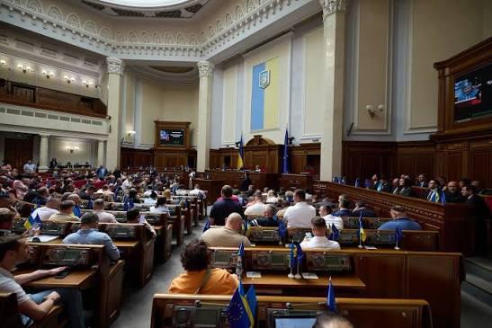 Інформація про “переселення Верховної Ради” поближче до кордону з Румунією виявилась фейком