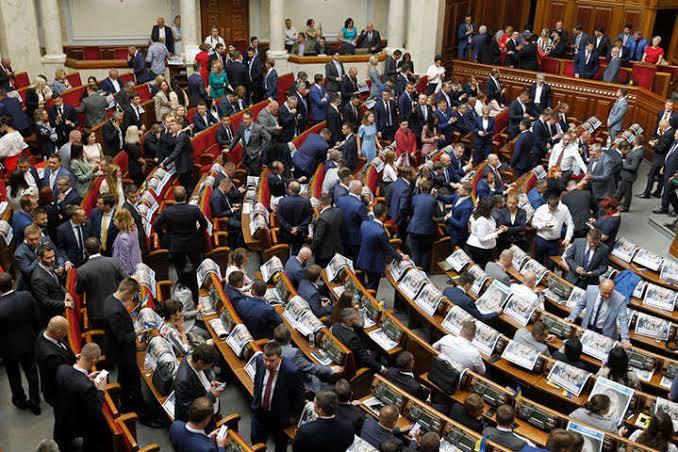 Ліміт у 80 тисяч не підтримали: Рада відхилила обмеження зарплат посадовців