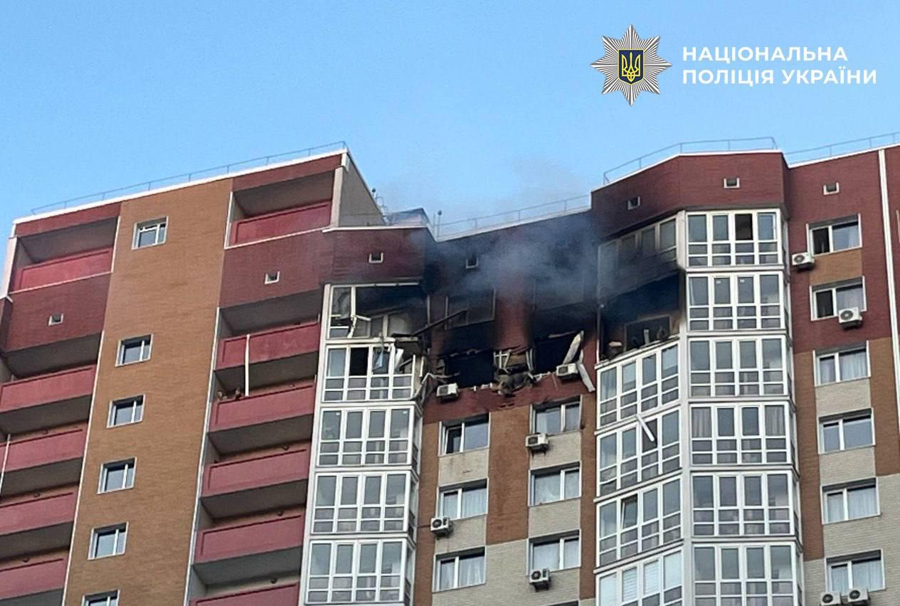Загинула жінка, ще двоє людей поранені: у поліції розповіли про наслідки влучання у багатоповерхівку