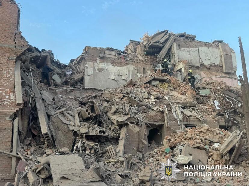Ворог знищив багатоповерхівку у Прилуках: є загиблі та поранені