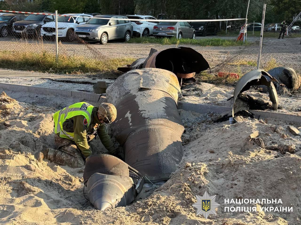 Балістична ракета впала між багатоповерхівками у Дарницькому районі