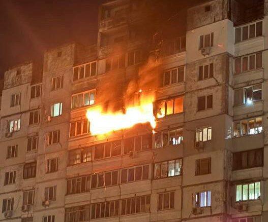 БпЛА влучив у 12-поверховий будинок на Троєщині, на Київщині є пошкодження у двух районах