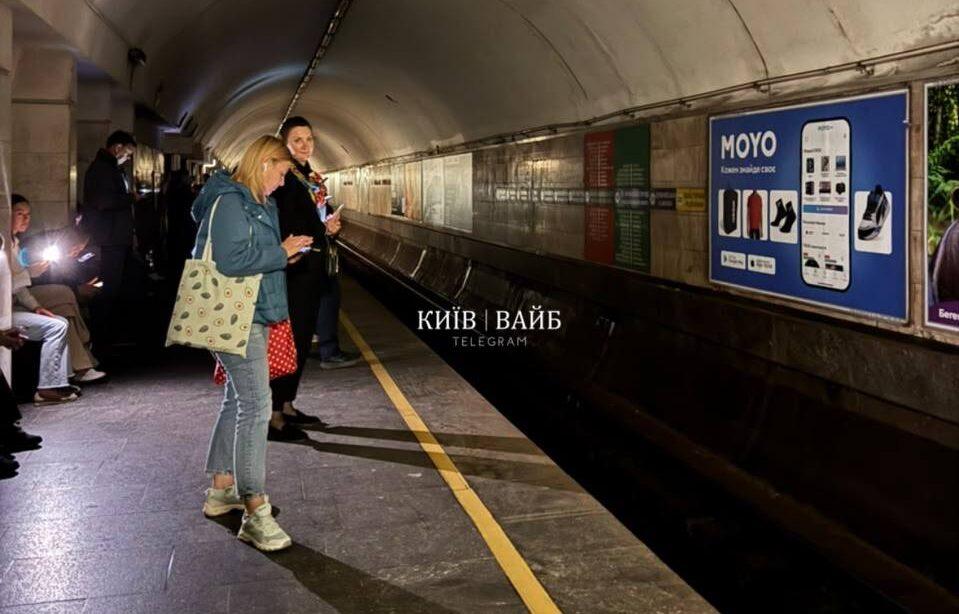 Столичне метро призупинило рух і роботу ескалаторів