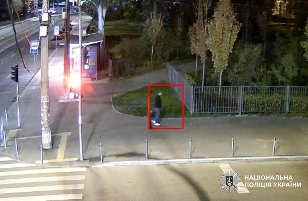 У парку «Привокзальний» молодик напав на 21-річну дівчину та зґвалтував її