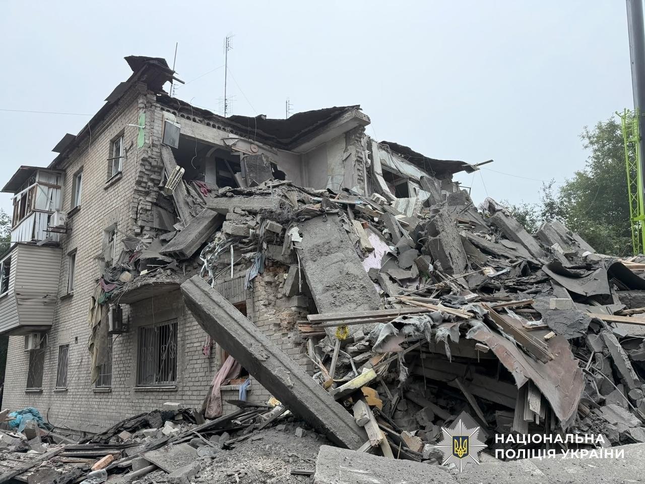 У Запоріжжі вже 11 загиблих після авіаудару РФ: під завалами шукають людей