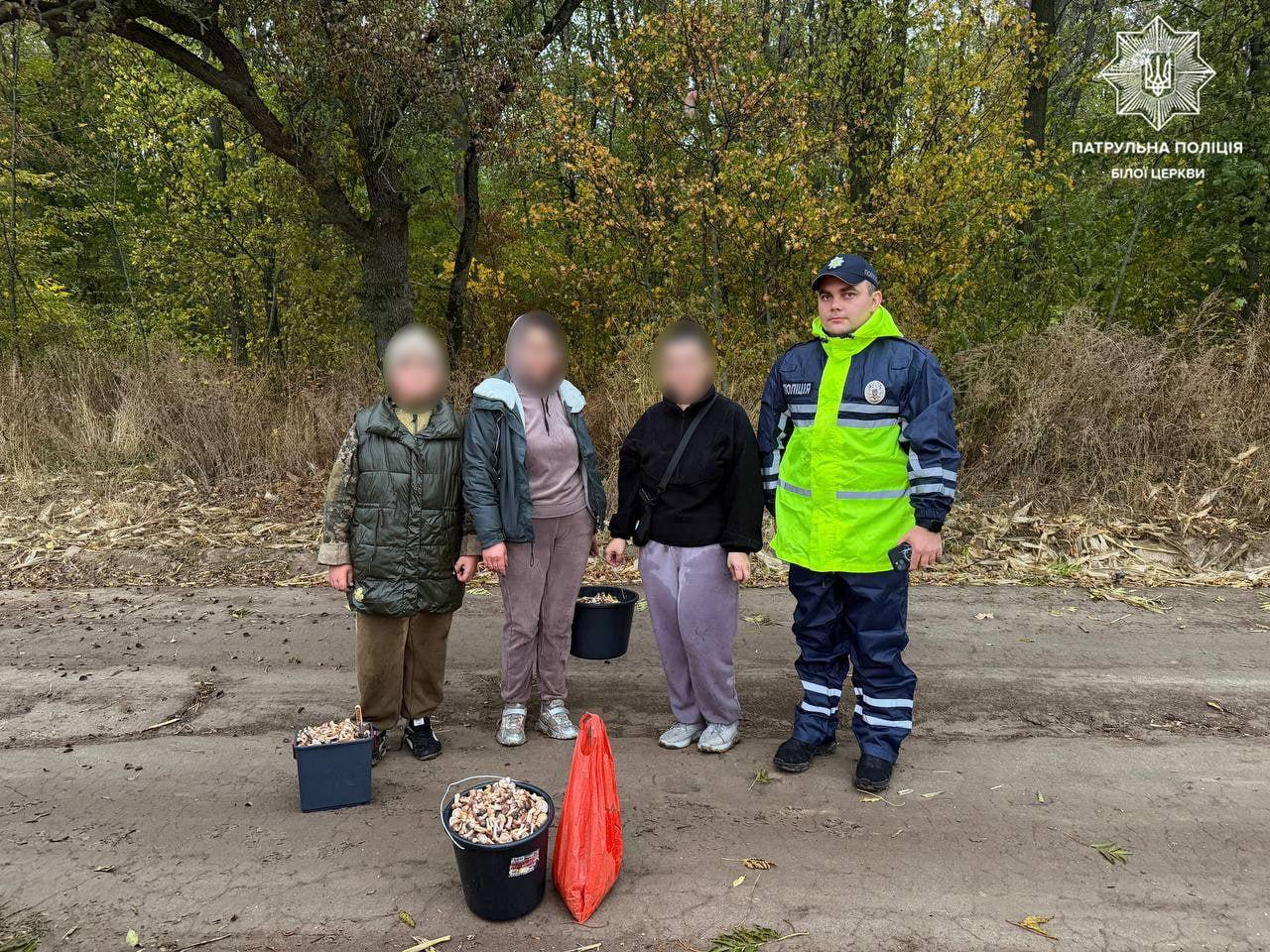 На Київщині поліцейські шукали грибників, які заблукали