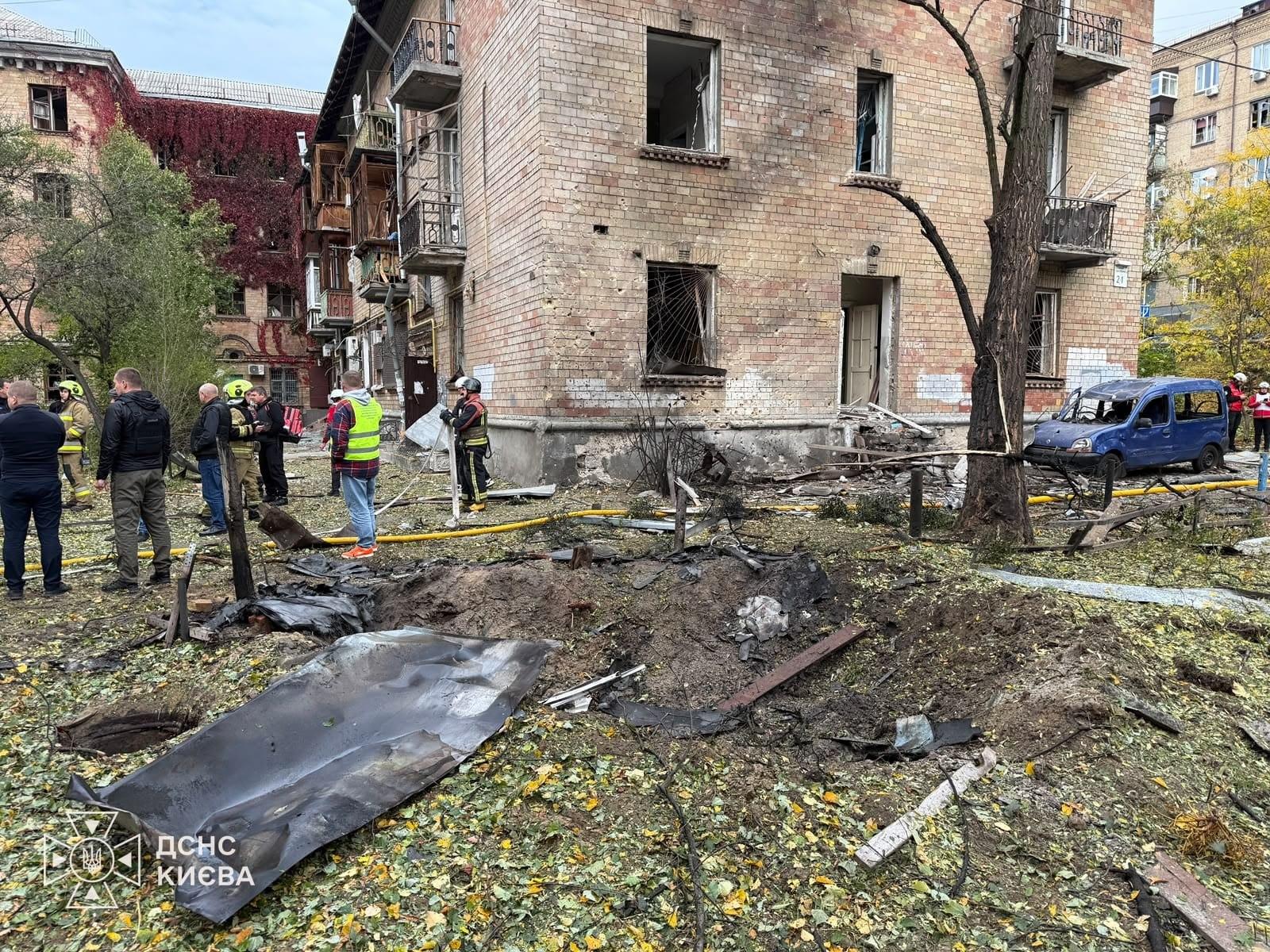 На Печерську уламки безпілотника впали у дворі будинку: є постраждалі (оновлено)