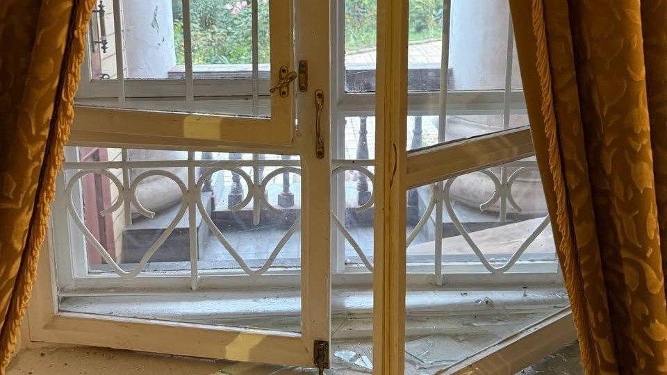 Вибиті вікна та пошкоджений дах: у Києві після обстрілу закрили Музей української діаспори
