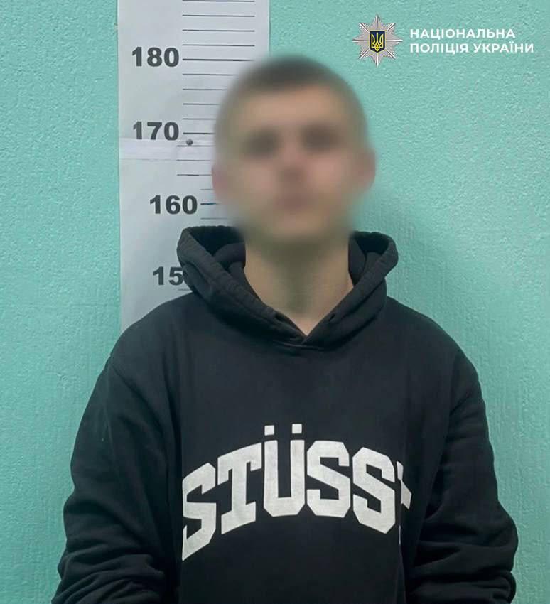 У Києві молодик розпилив газовий балончик в обличчя пенсіонера у вагоні метро