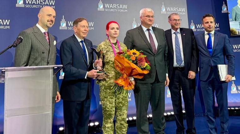 Парамедикиня з «Азовсталі» Катерина «Пташка» Поліщук отримала британську премію за мужність