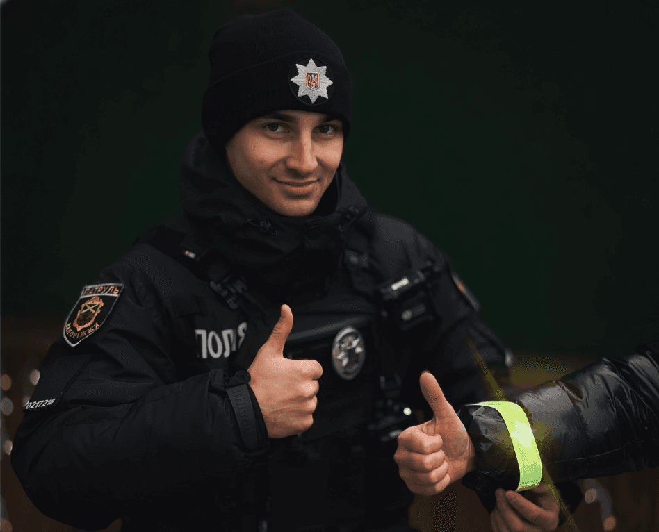 Будьте помітними у темряві: киян закликають носити на одязі флікери
