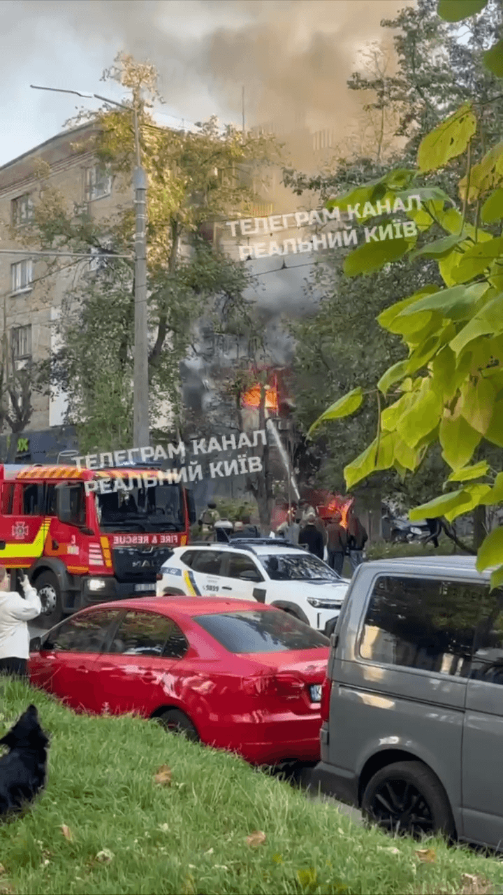 На Солом’янці через падіння уламків загорілися житлові будинки: є постраждалі