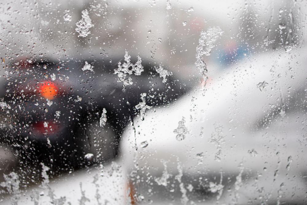 На Софіївській тролейбус частково провалився під асфальт: рух транспорту зупинено