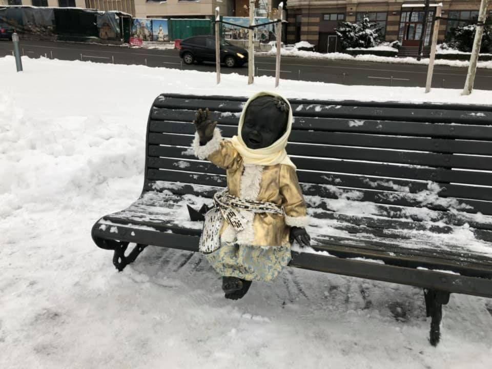 Почтовая площадь, скульптура