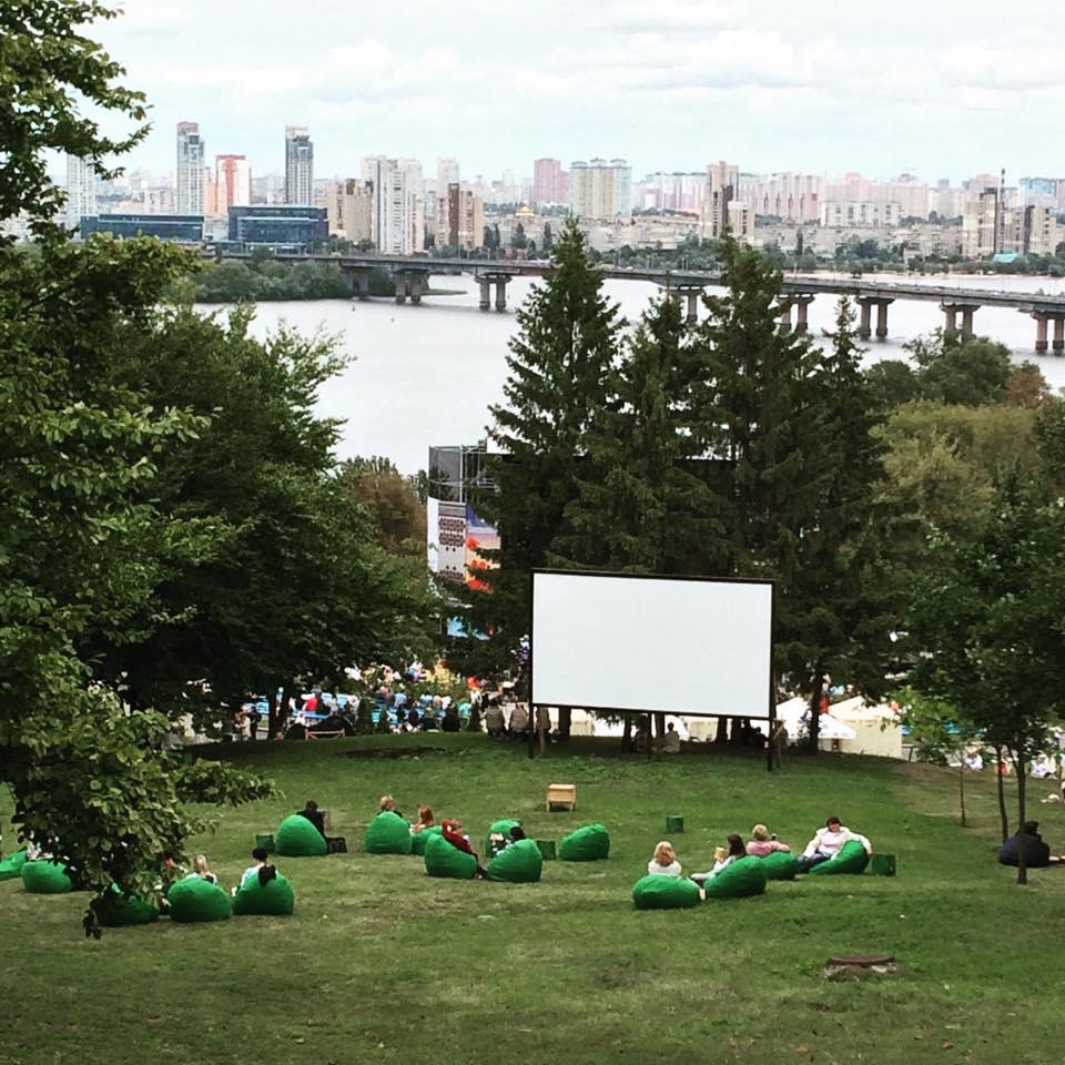 Певческое поле, летний кинотеатр