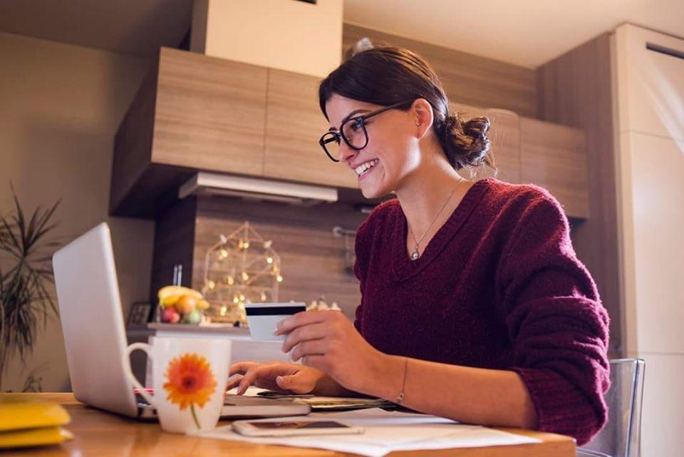 красивая девушка у компа