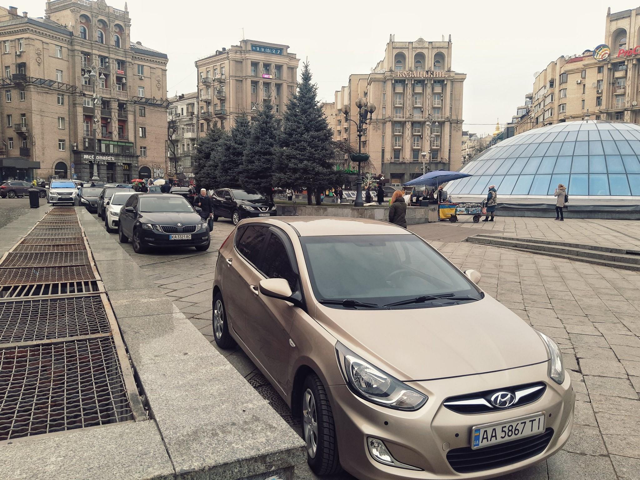Стихийная парковка Майдан Незалежности