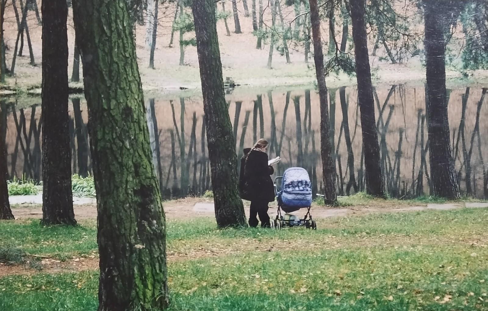люди, жінка з дитиною одна в парку