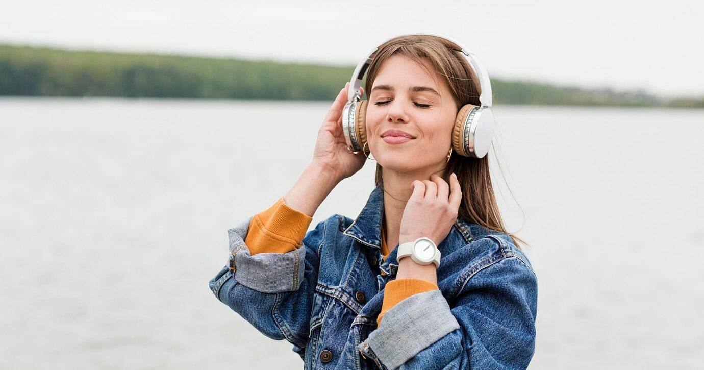дівчина слухає музику у навушниках
