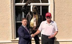 Дональд Трамп відкрив пам'ятник самому собі