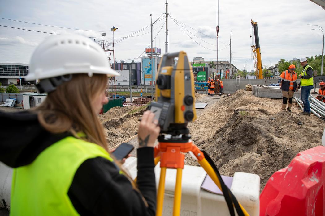 ремонт шляхопроводу біля метро «Дарниця» - на перетині вул. Будівельників з Броварським проспектом і Святошино-Броварською лінією метрополітену.