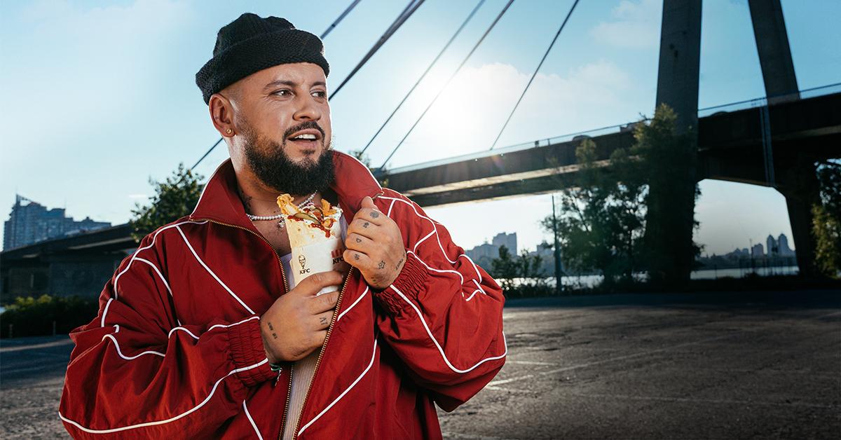 KFC закликало всіх вийти на двір та спробувати нове меню «СтрітБіт» під спеціально написаний хіт MONATIK та нових амбасадорів