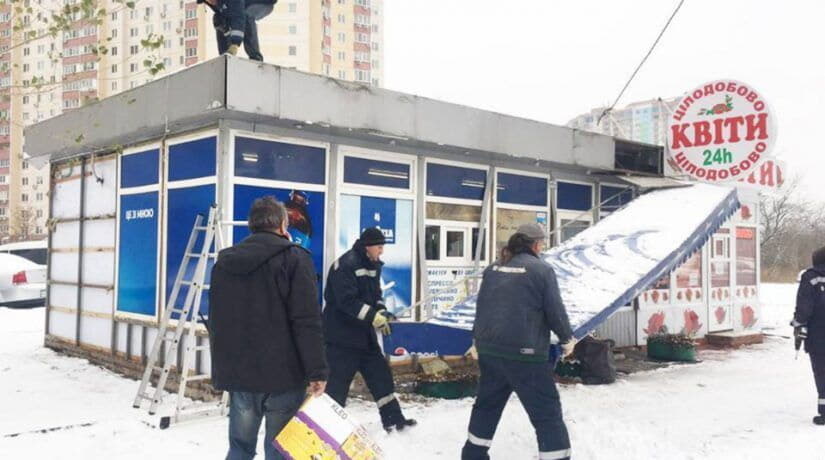 На проспекте Григоренко демонтировали киоск с алкоголем