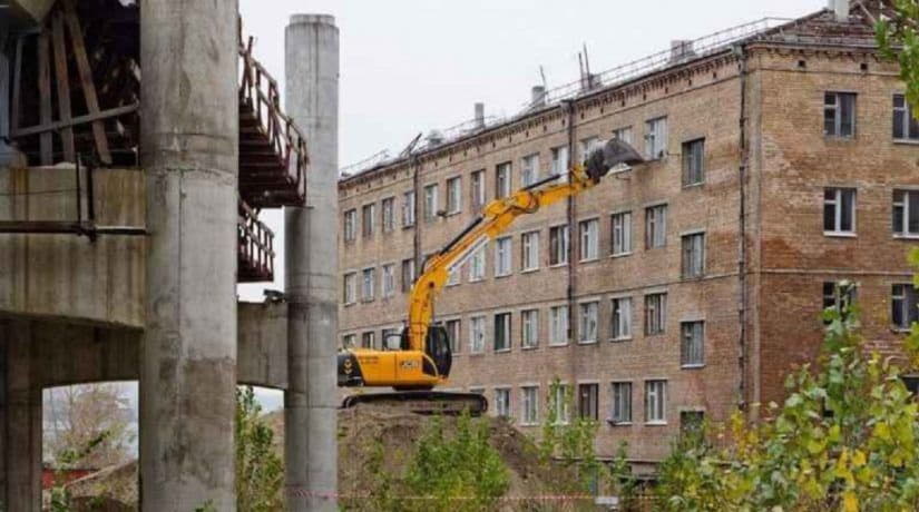 В Киеве снесли общежитие, мешавшее строительству Подольско-Воскресенского мостового перехода