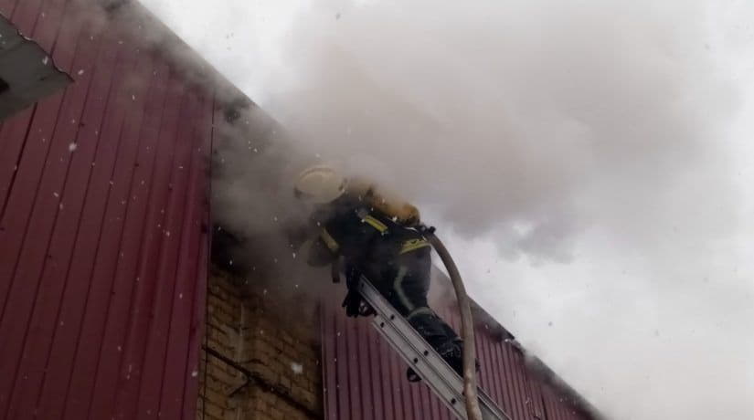 Спасатели почти шесть часов тушили пожар на складе в Оболонском районе