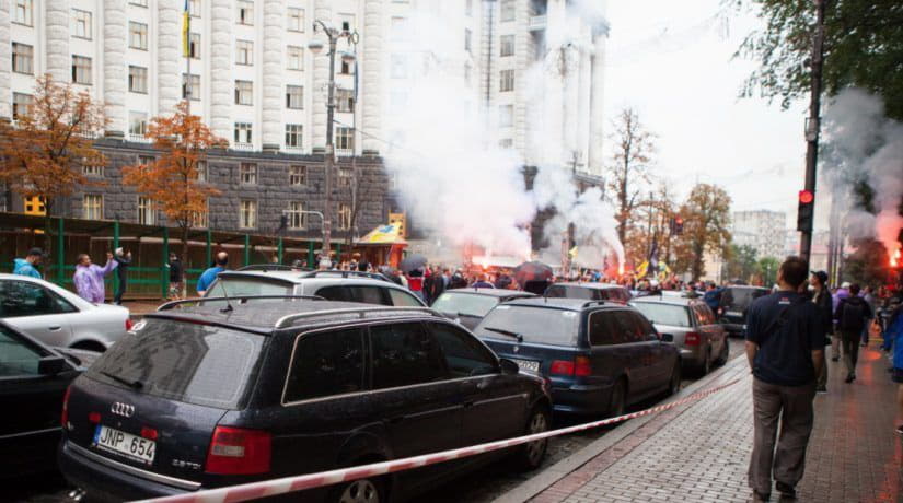Центр столицы остановился в пробках из-за протеста владельцев машин на еврономерах