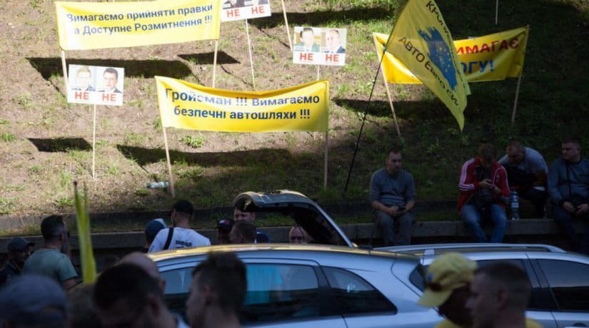 Владельцы автомобилей на еврономерах перекроют дороги по всей Украине