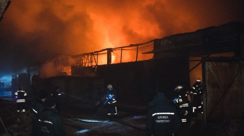 На Оболони произошел пожар на складах
