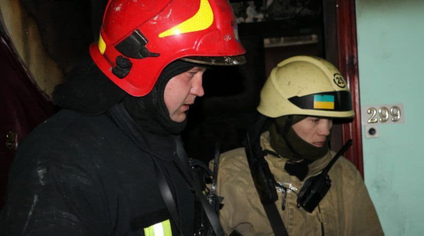 В Соломенском районе при тушении пожара в квартире спасатели обнаружили тело человека