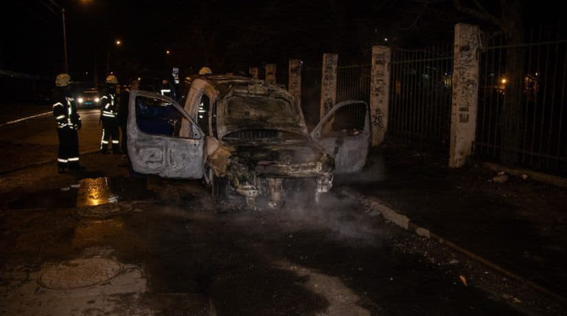 На улице Кирилловской на ходу загорелась автокофейня