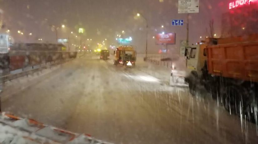 Дороги Киева чистят от снега 358 машин