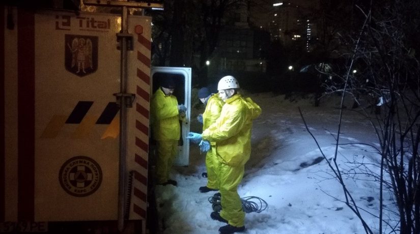 На проспекте Лобановского в заваленной мусором квартире обнаружили тело человека