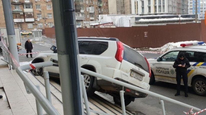 В Соломенском районе на парковке расстреляли автомобиль