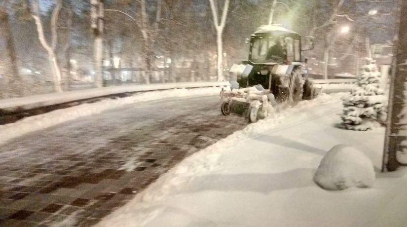 Работы по очистке города от снега продолжаются почти полтора суток