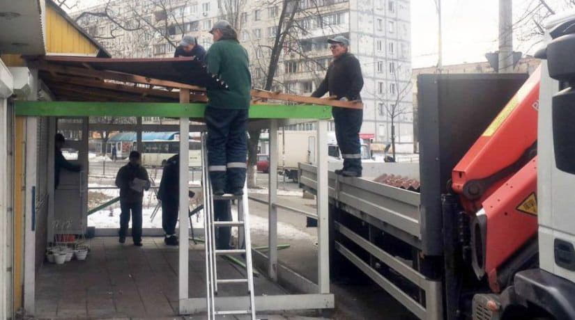 За неделю в Киеве демонтировали 18 незаконных временных сооружений