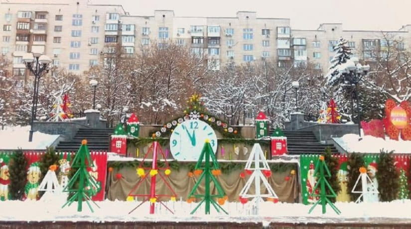 В сквере Заньковецкой появился новогодний городок с фотозонами