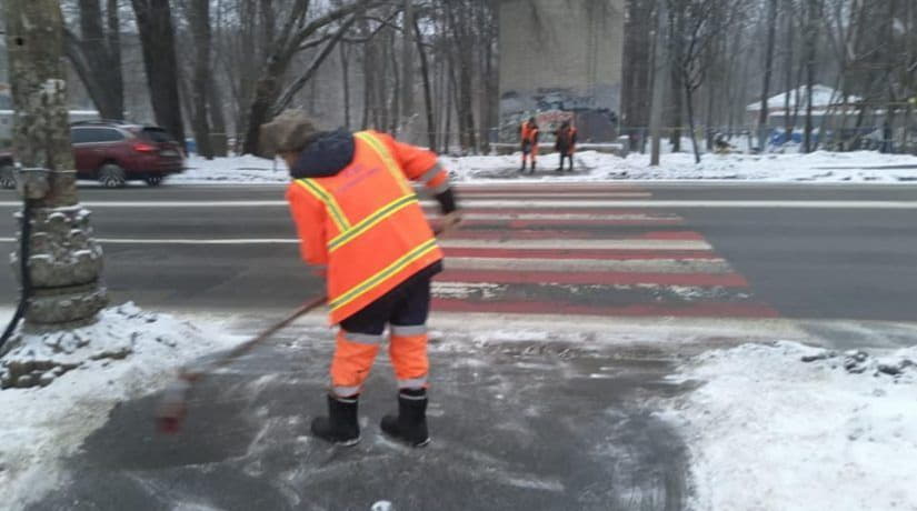 Предприятия «Киевавтодора» расчищают город от снега с самого утра