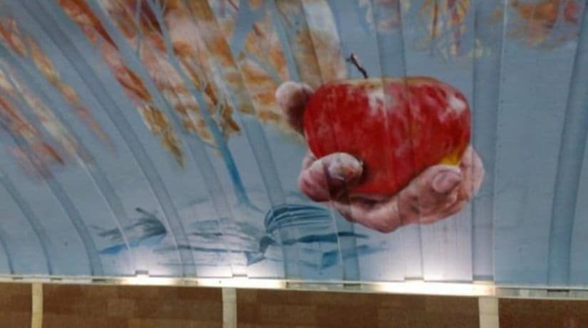 На станции метро «Осокорки» создают последний рисунок большого мурала