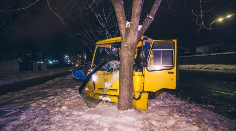 На улице Булаховского маршрутка с пассажирами сбила пешехода и влетела в дерево