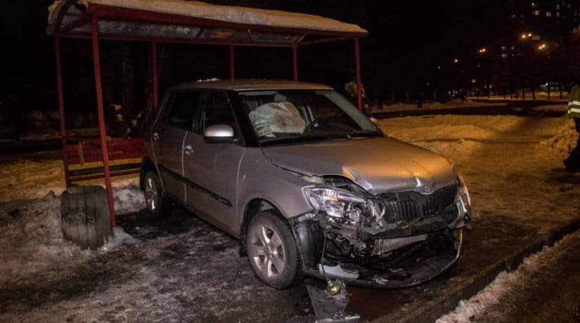 На Теремках автомобиль влетел в остановку общественного транспорта