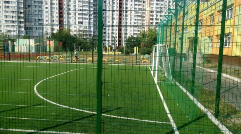 В девяти районах города обустроят футбольные поля с искусственным покрытием