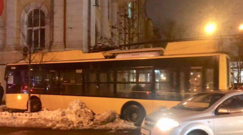 На бульваре Шевченко троллейбус выехал на тротуар