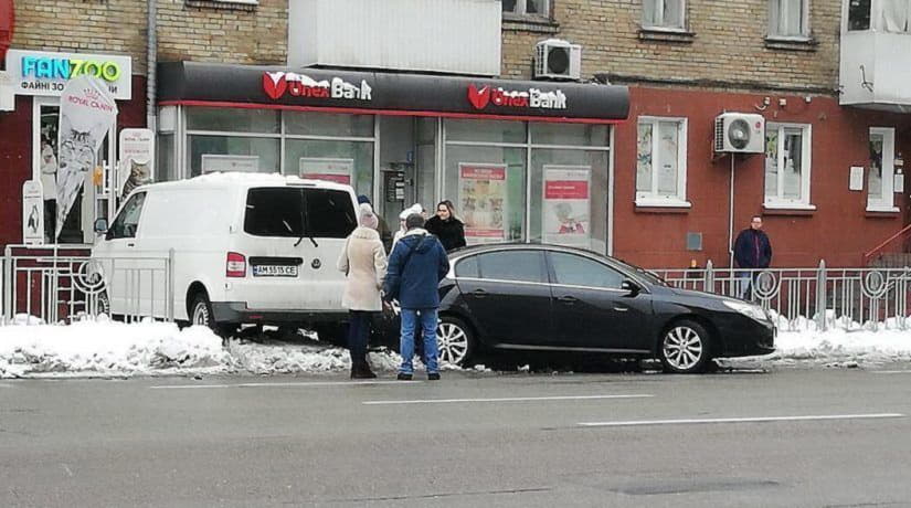На улице Антоновича автомобиль въехал в зоомагазин